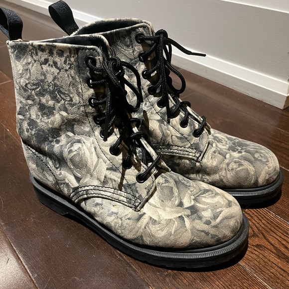 COPY - Dr Martens Beckett Skull and Rose Print Fine Canvas 8eye Boots - size 7 - Picture 3 of 13